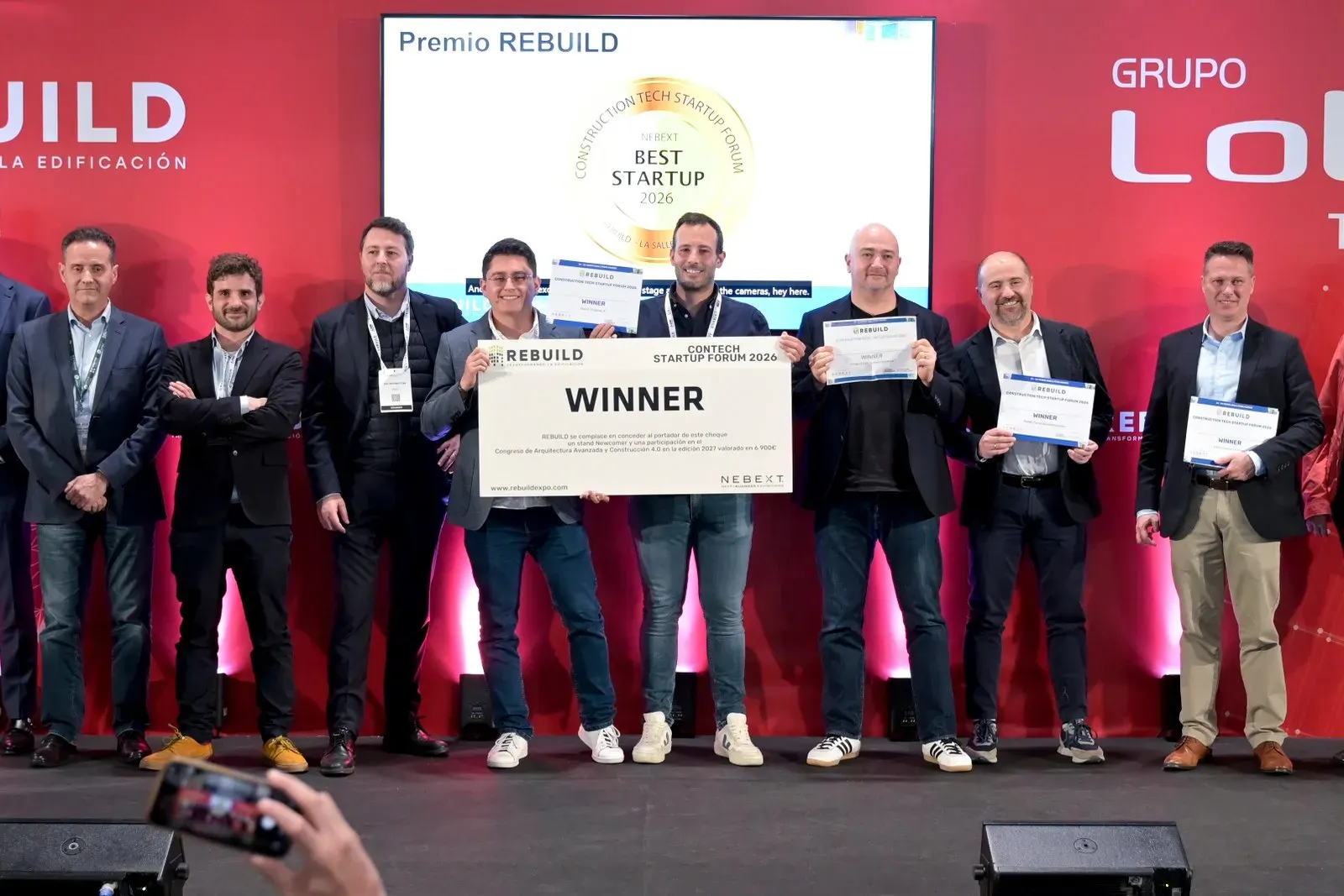Entrega del premio del Contech Startup Forum en el escenario de REBUILD 2026