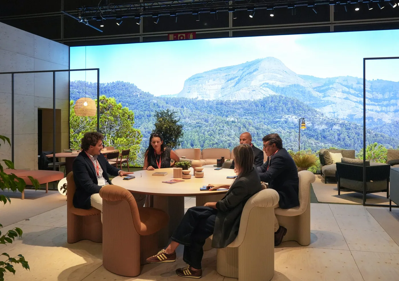 Reunión de profesionales en un espacio expositivo de 360 by Cevisama 2026