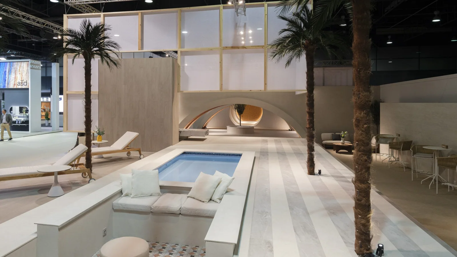 Espacio expositivo de arquitectura y baño utilizado para presentar 360 by Cevisama 2026