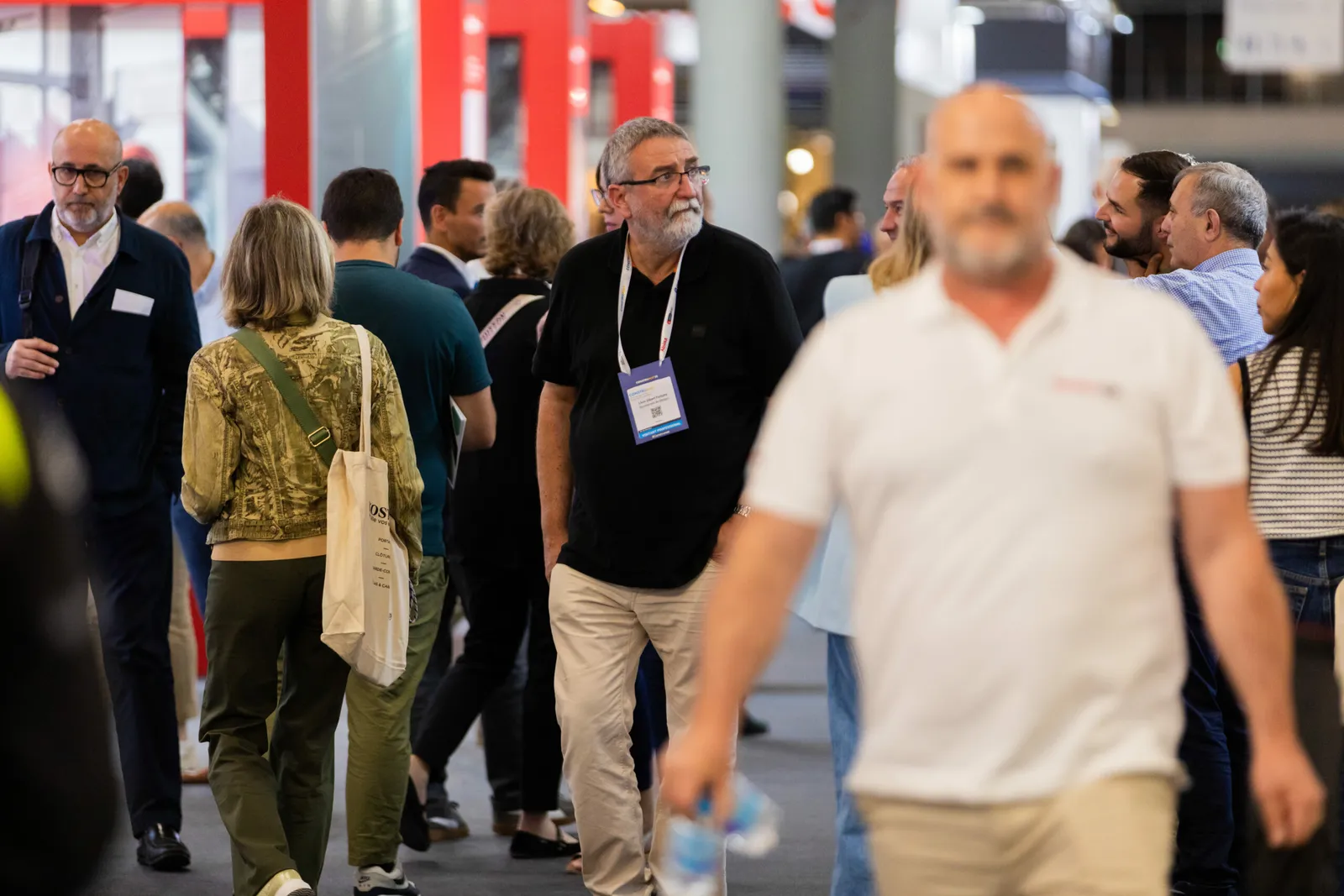 Visitantes profesionales recorriendo los pasillos de Construmat 2025