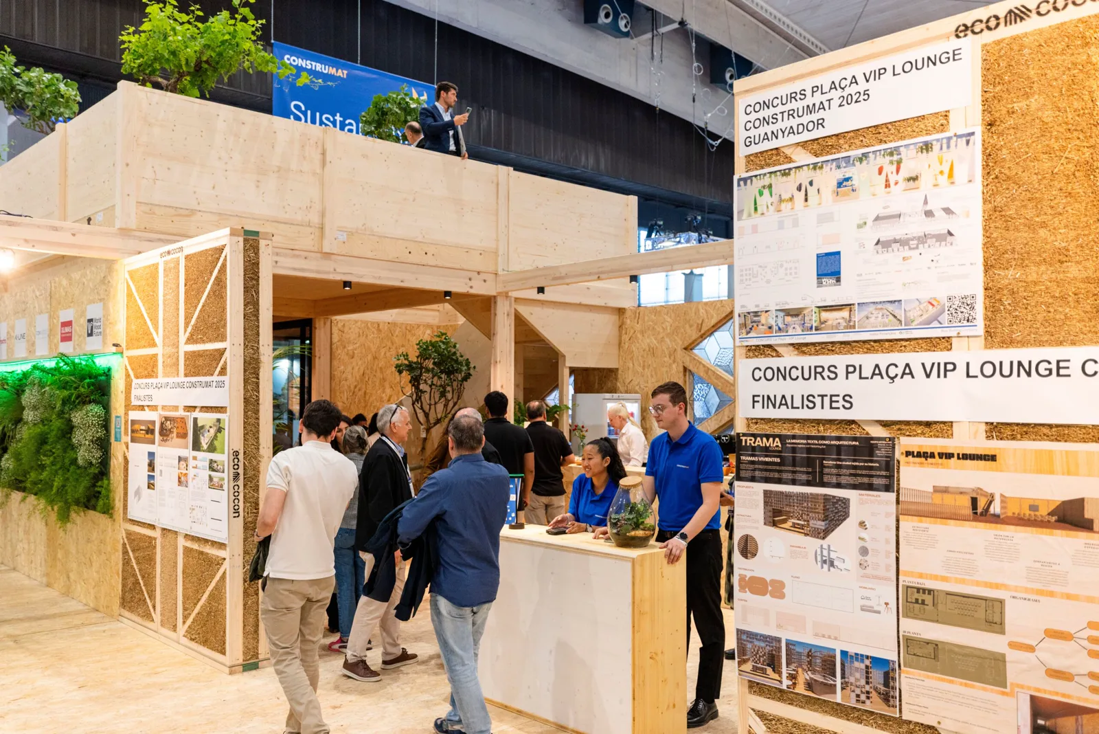 Plaça VIP Lounge construida en madera y paneles de paja en la zona expositiva de Construmat 2025