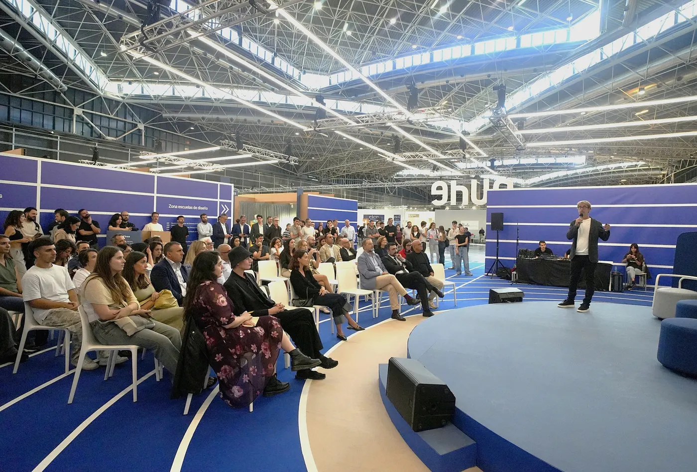 Ágora nude de Feria Hábitat València como referencia del programa profesional de 2026