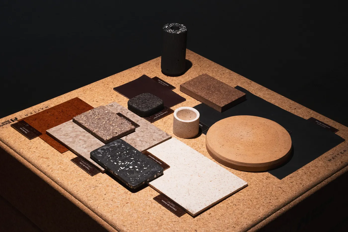 Muestras de materiales de la exposición Matter en Feria Hábitat València 2026