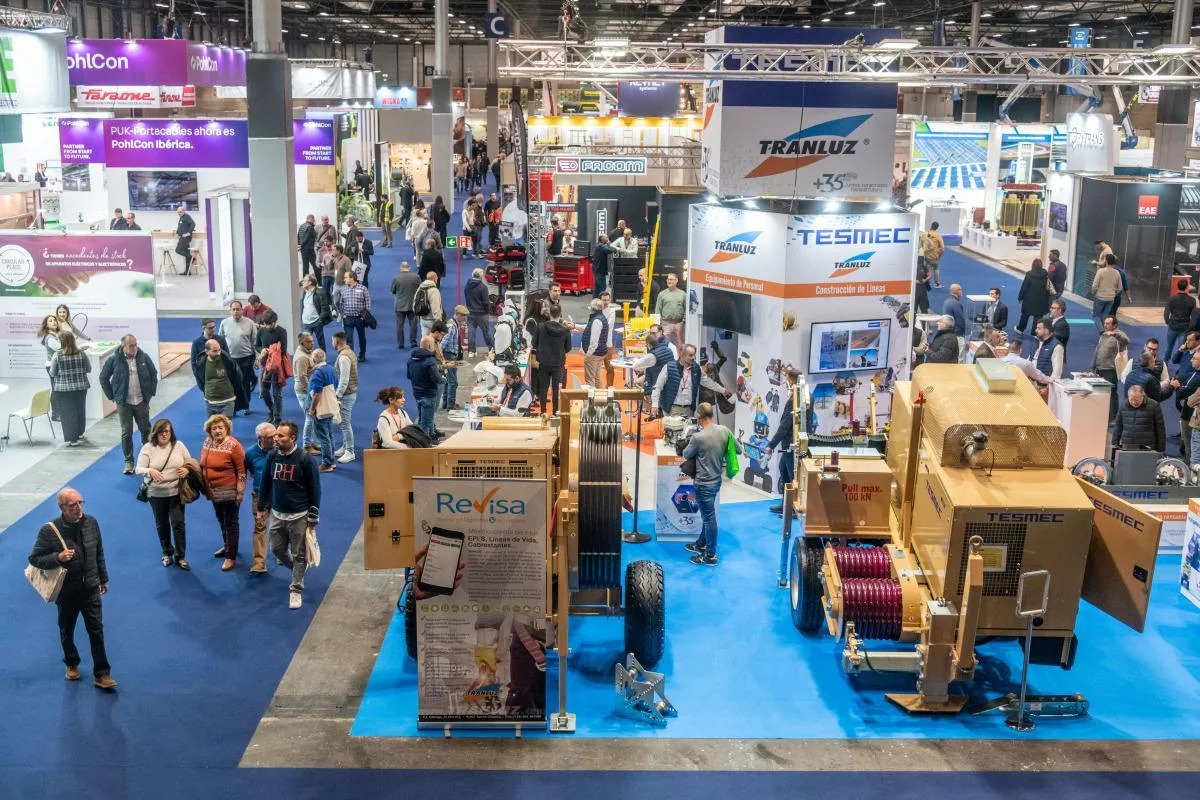 Pabellón de GENERA con maquinaria de tendido de líneas y stands de material eléctrico