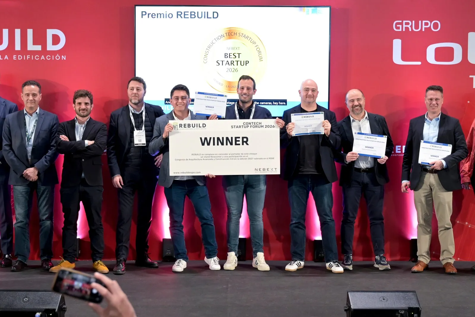Entrega del premio del Contech Startup Forum en el escenario de REBUILD 2026