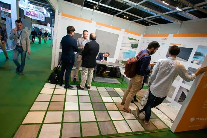 Stand de materiales de construcción en CONSTRUTEC, referencia para exponer en 2026