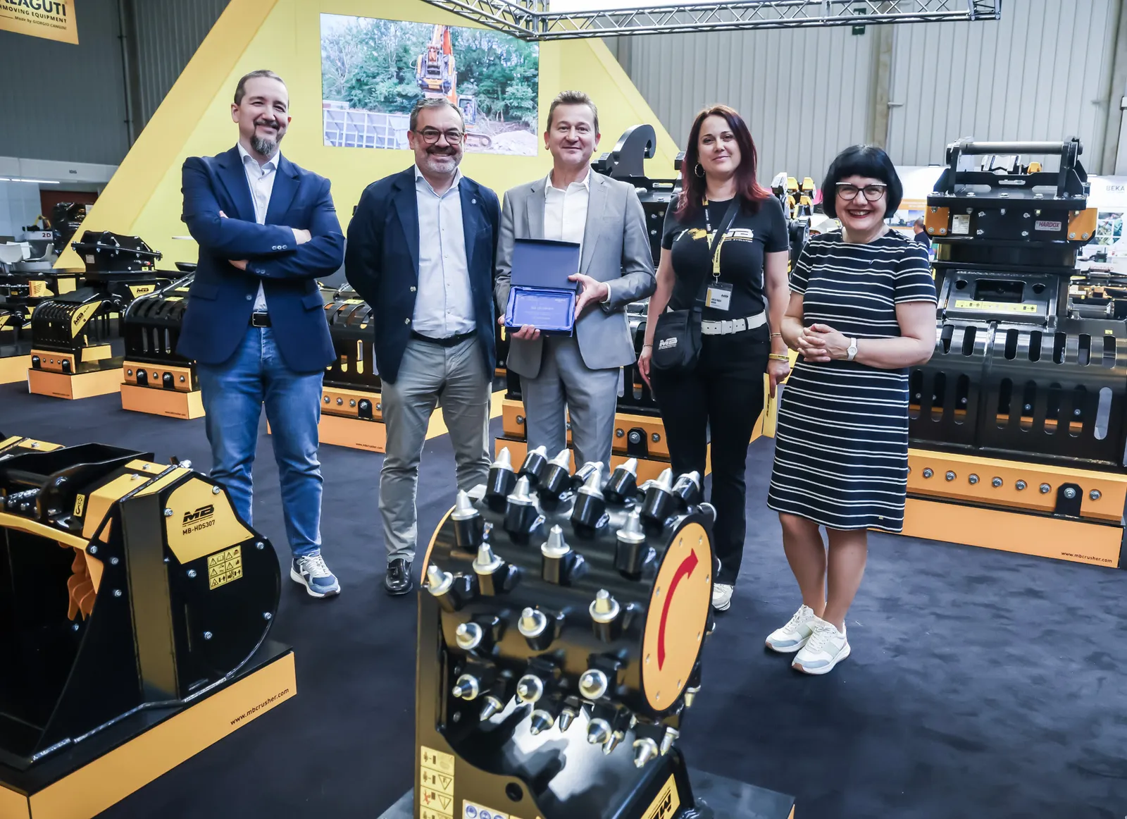 Stand con cucharas de machaqueo y cabezales de demolición en SMOPYC 2026